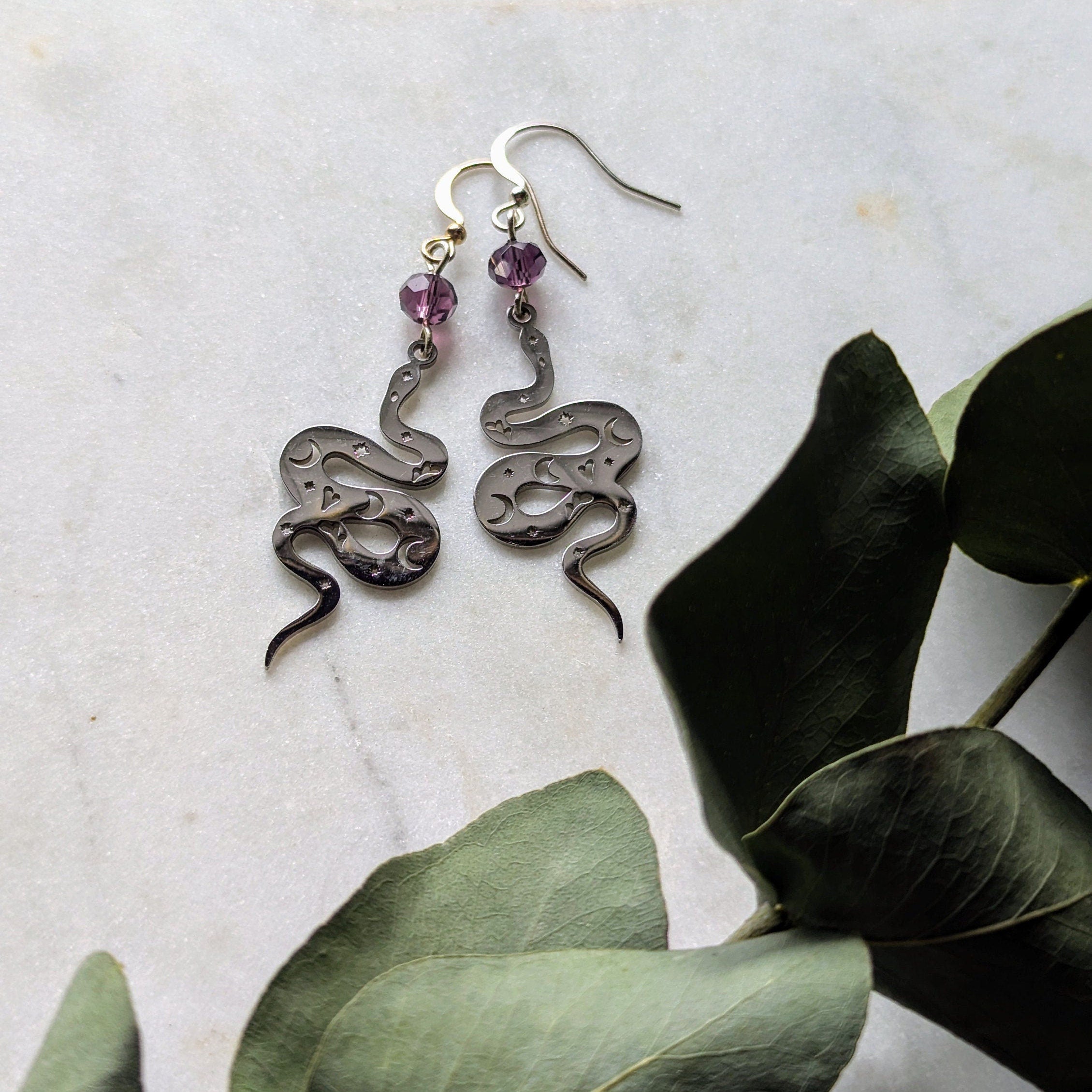 Ohrhänger "Violet Serpent" – Mystische Schlange & Violette Glasperle