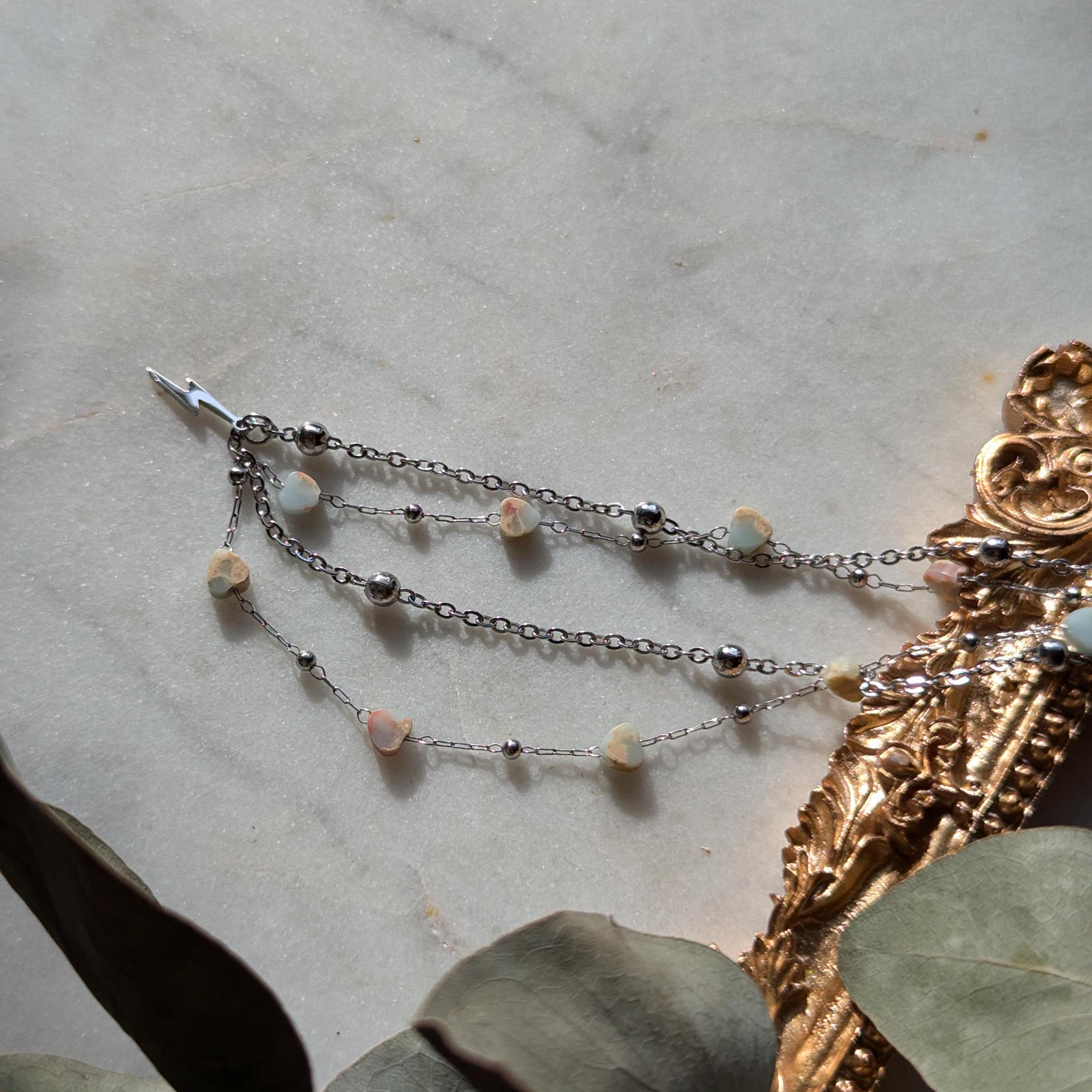 Edelstahl-Fußkettchen mit hellblauen Sediment-Herzen und kleinem Blitzanhänger – Zweistring-Optik für sommerliche Akzente