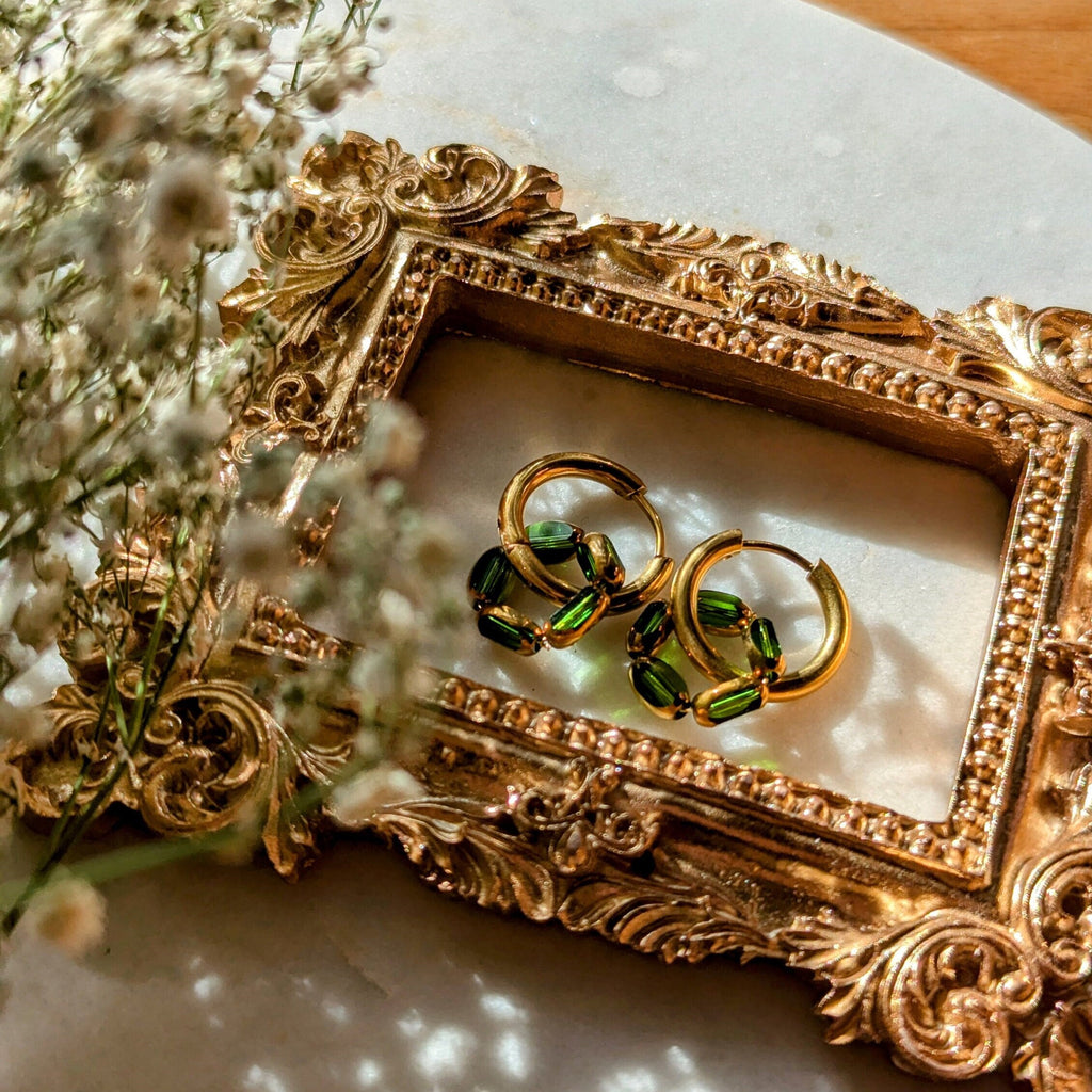 Boucles d'oreilles créoles en acier inoxydable doré avec boucle en perles de verre taillées avec bordure dorée