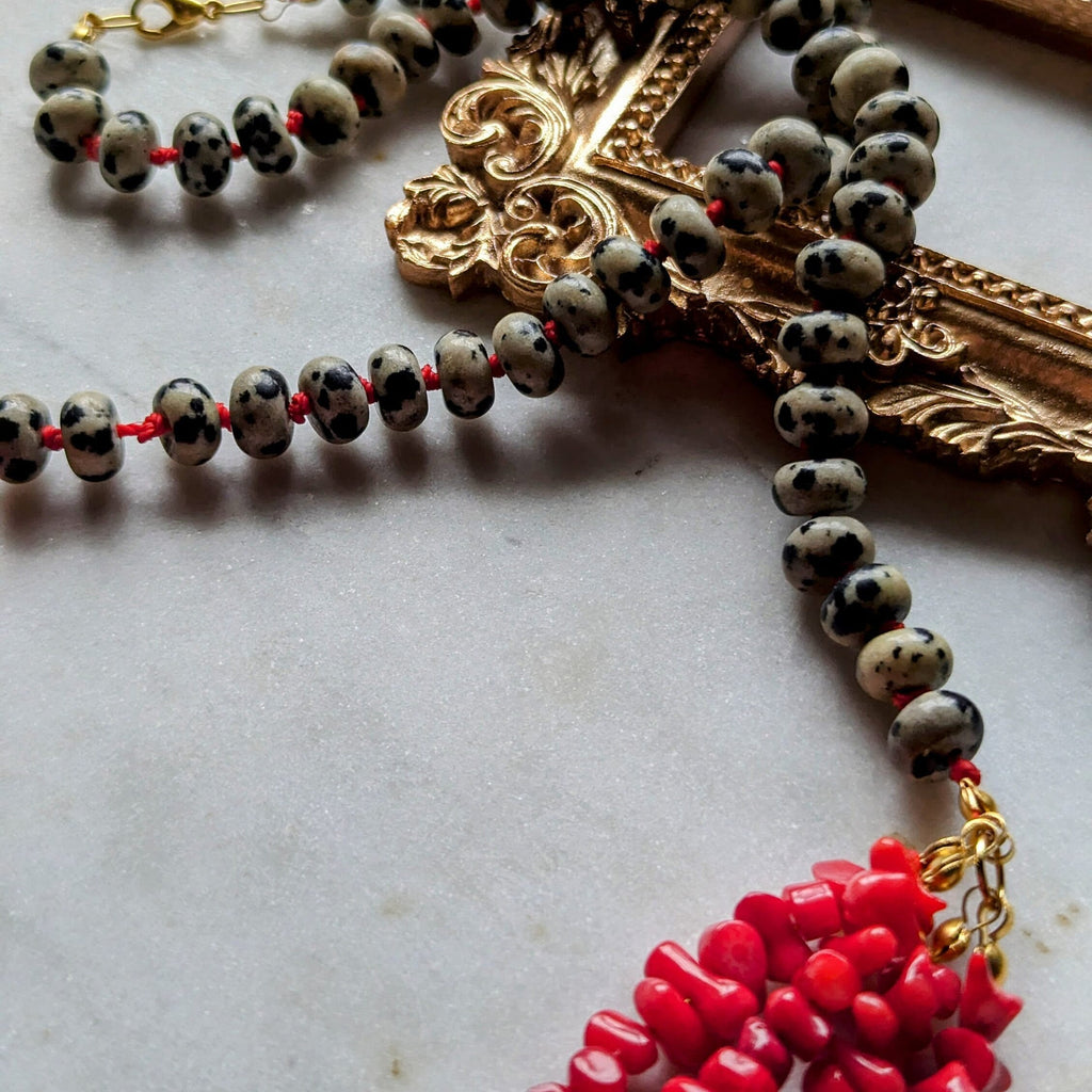 Halskette aus Dalmatiner Jaspis und Bambuskoralle