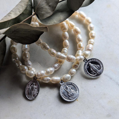 Freshwater pearl bracelet with medal of Saint Mary