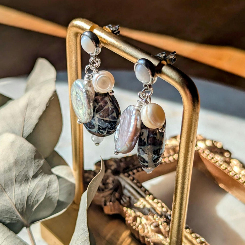 Ohrstecker "Ocean Treasure" – Perlmutt, Perlen & Keramik-Ammonit