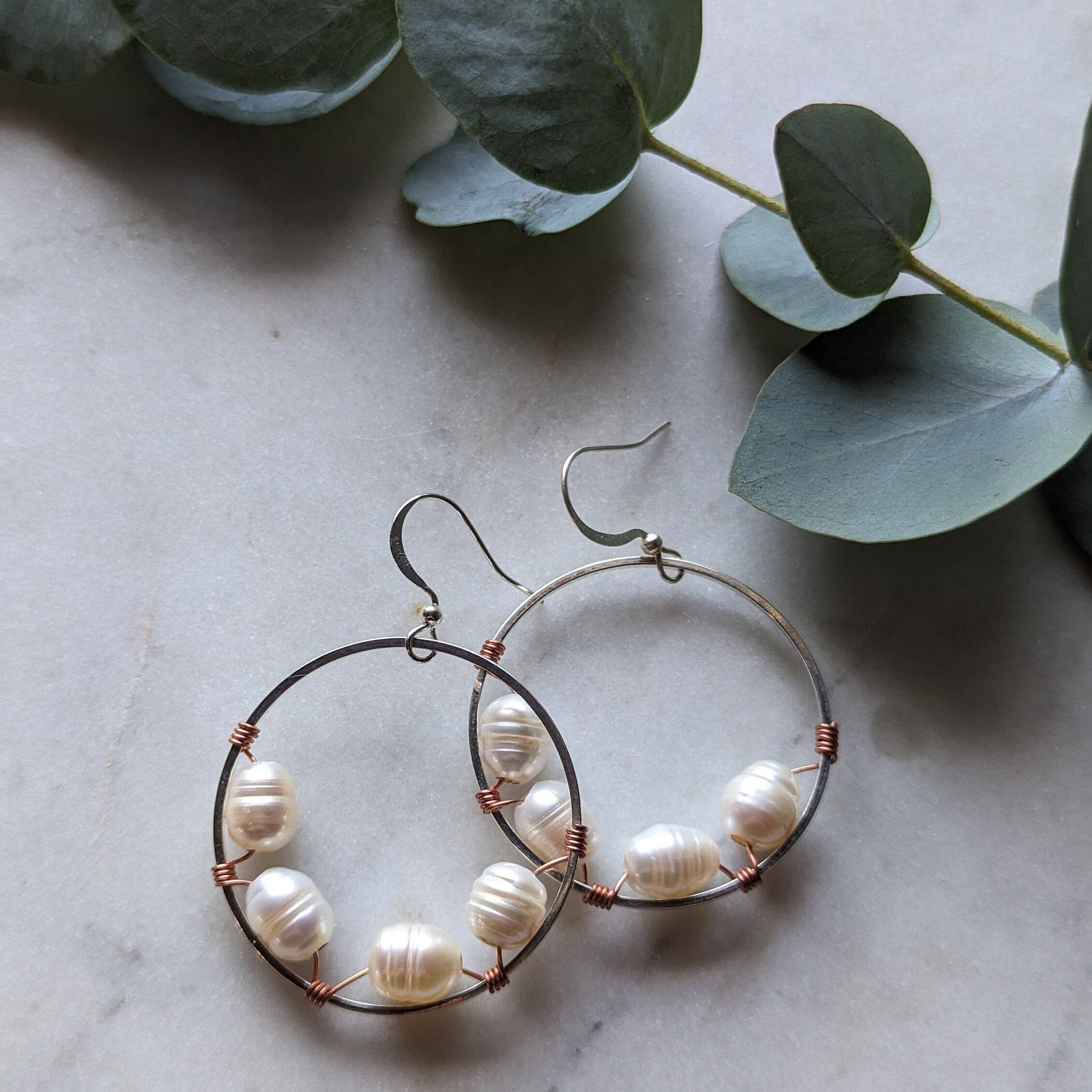 Ohrhänger "Bi-Metal Pearl Hoops" – Süßwasserperlen & Roségold Kupferdraht