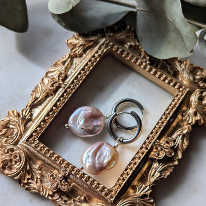Boucles d'oreilles créoles avec perles baroques colorées