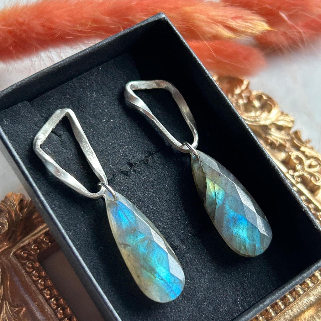 Ohrstecker "Möbius Echo" – Handgeschmiedet Silber & Blauer Labradorit (Einzelstück)