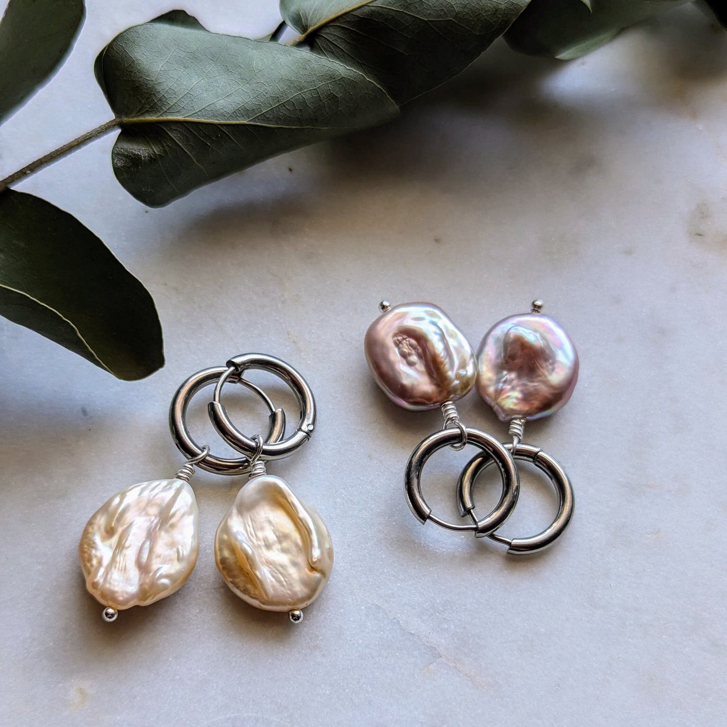 Boucles d'oreilles créoles avec perles baroques colorées