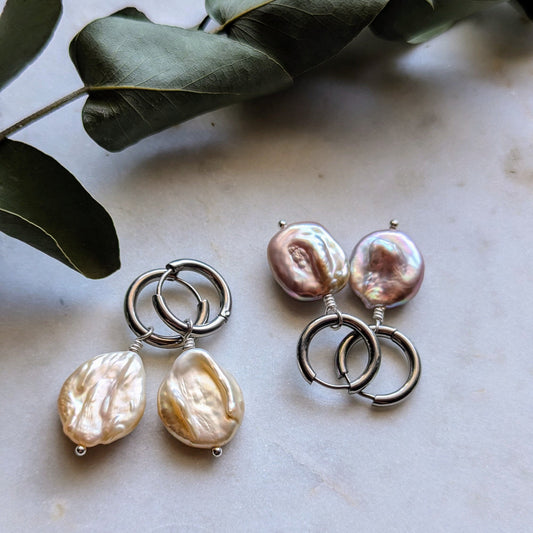 Hoop earrings with colored baroque pearls