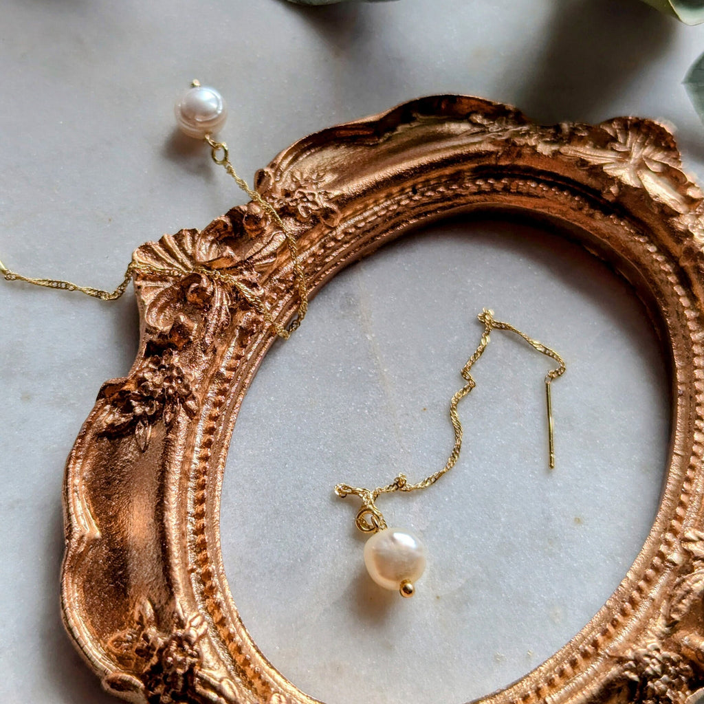 Fadenohrringe "Singapore Glow" – Goldene Messing-Kette & Süßwasserperlen