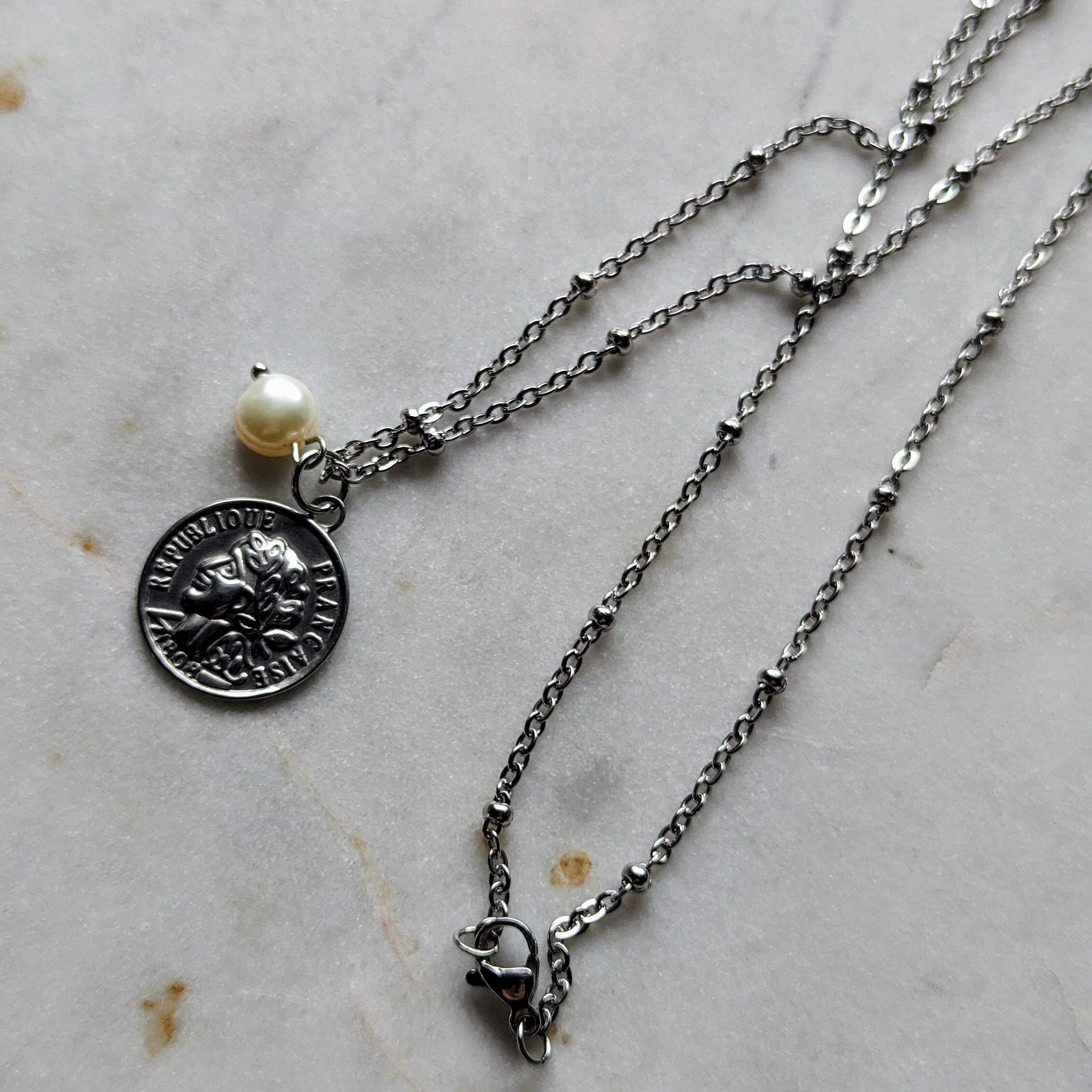 Halskette Santorini – Satelliten Kette aus Edelstahl mit Münzanhänger und Süßwasserperle