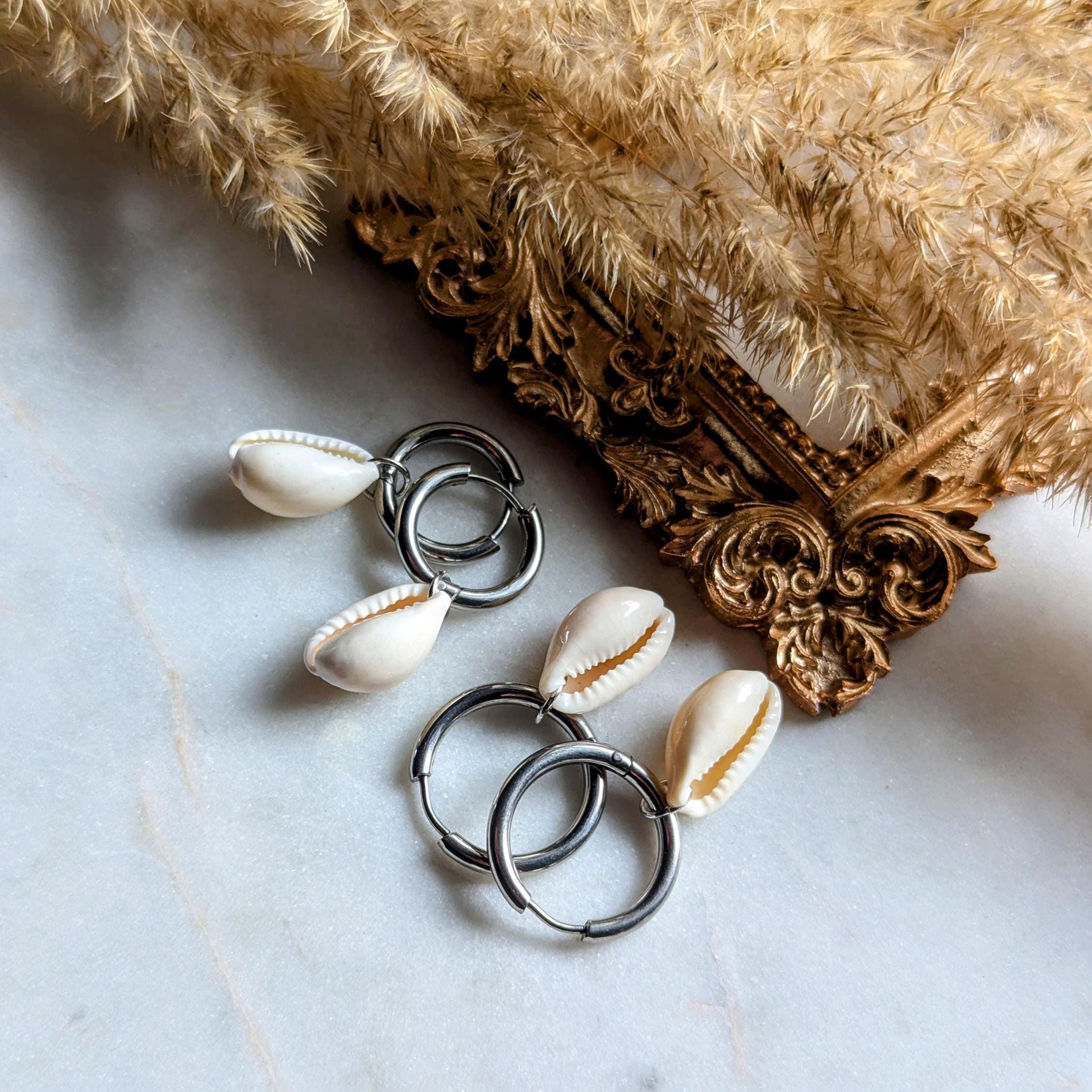 Creolen mit kleinen Kauri-Muscheln – Edelstahl-Ohrringe mit feinem Muscheldetail