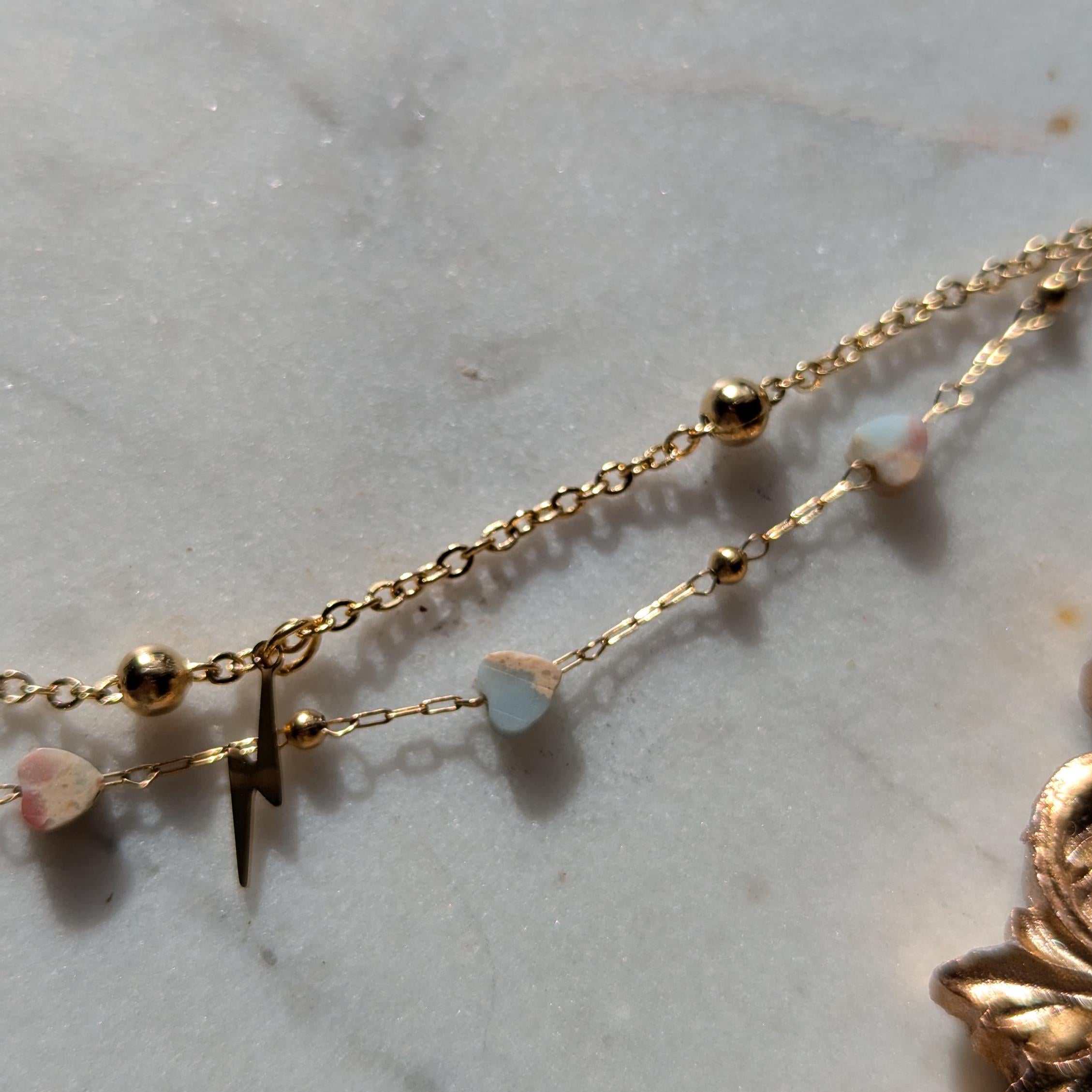 Edelstahl-Fußkettchen mit hellblauen Sediment-Herzen und kleinem Blitzanhänger – Zweistring-Optik für sommerliche Akzente