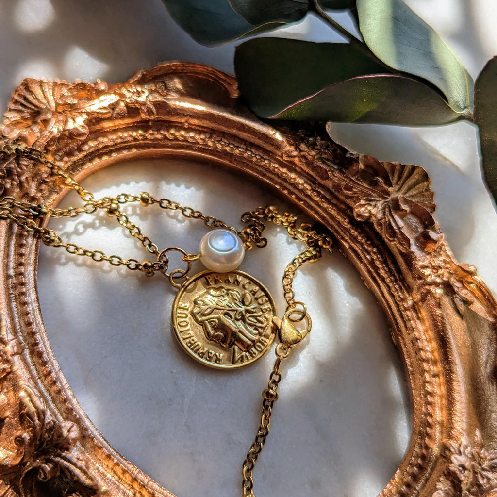 Halskette Santorini – Satelliten Kette aus Edelstahl mit Münzanhänger und Süßwasserperle