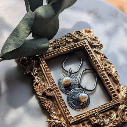 Boucles d'oreilles créoles ovales avec pièce de monnaie antique et perle d'eau douce