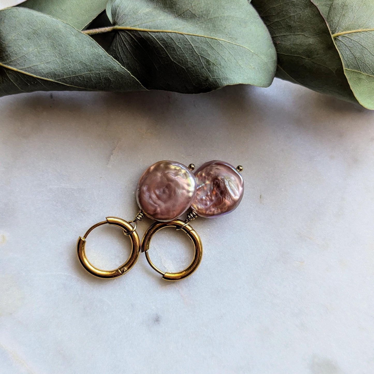 Boucles d'oreilles créoles avec perles baroques colorées