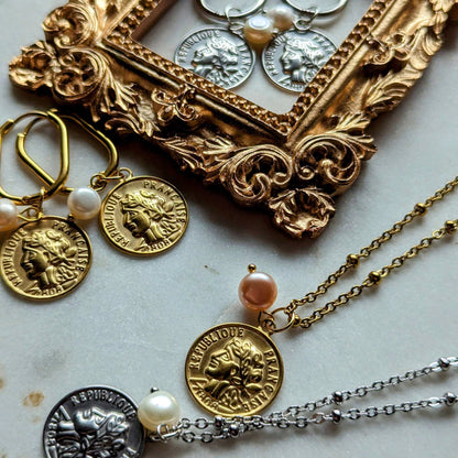 Boucles d'oreilles créoles ovales avec pièce de monnaie antique et perle d'eau douce