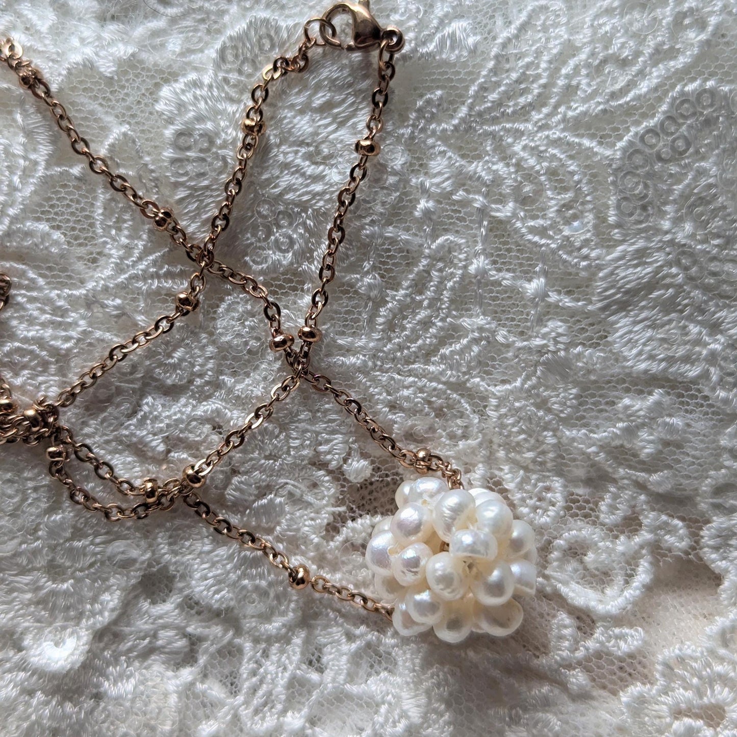 Collier boule de neige en perles d'eau douce