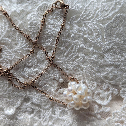 Collier boule de neige en perles d'eau douce