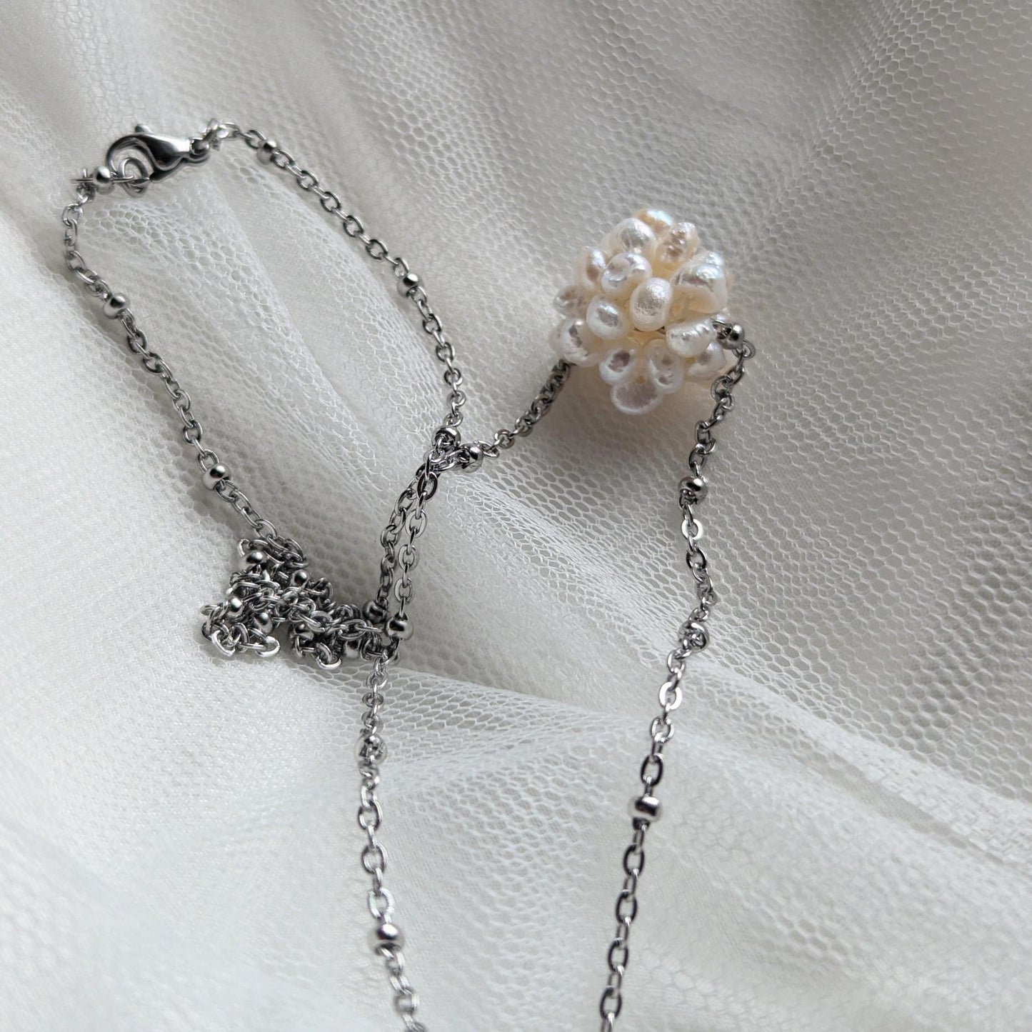 Collier boule de neige en perles d'eau douce