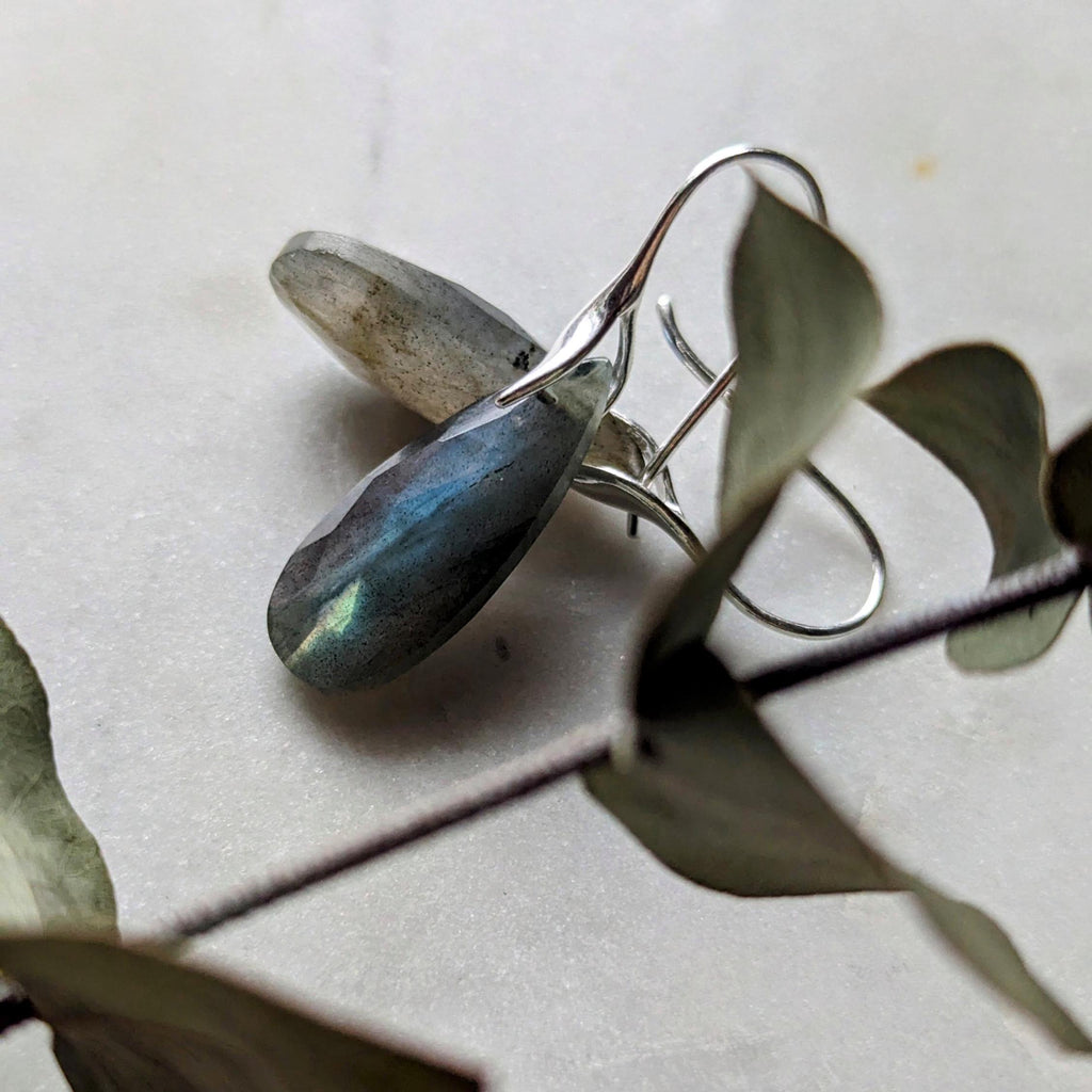 Ohrhänger aus grünblauem Labradorit mit Haken aus 925ger Silber
