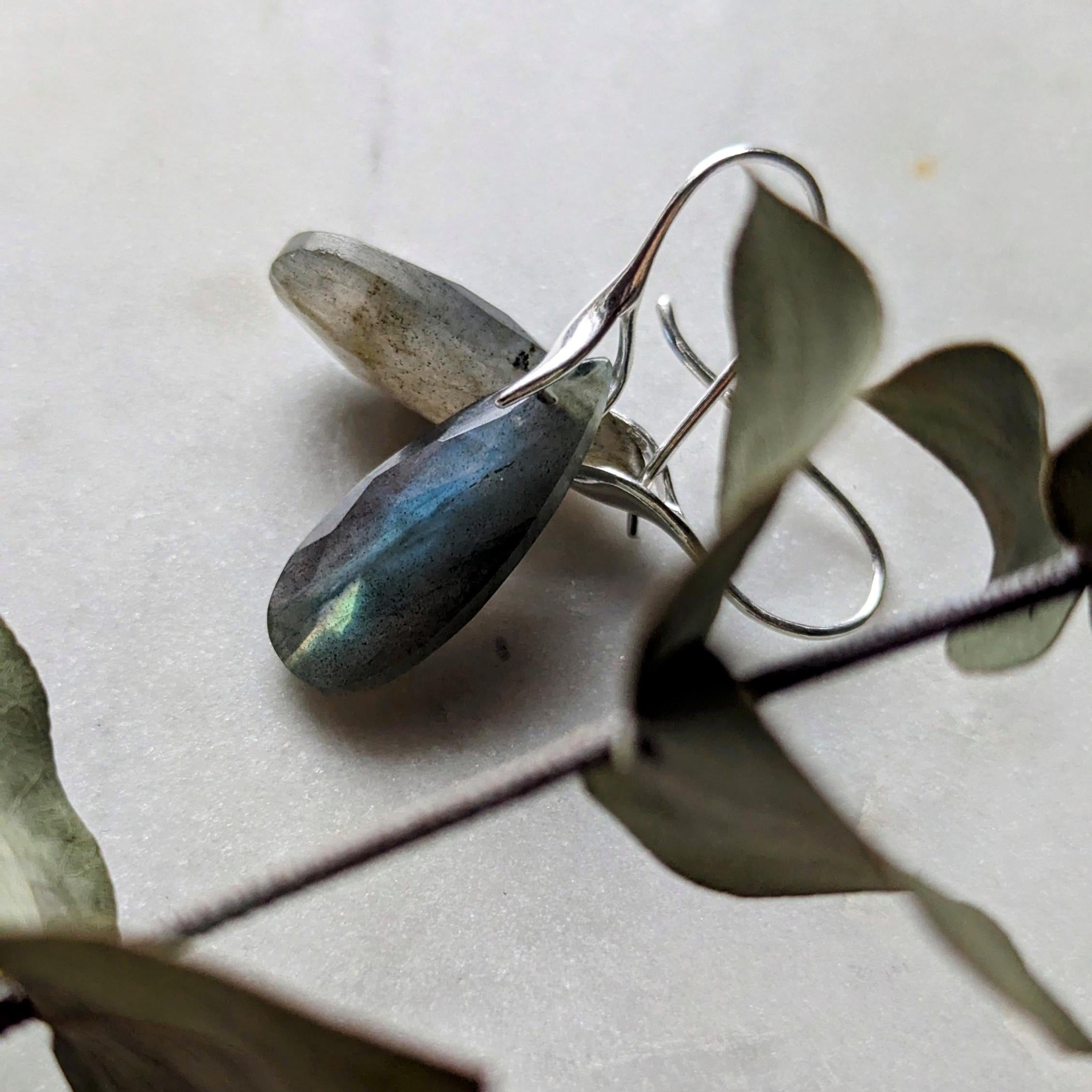 Ohrhänger aus grünblauem Labradorit mit Haken aus 925ger Silber