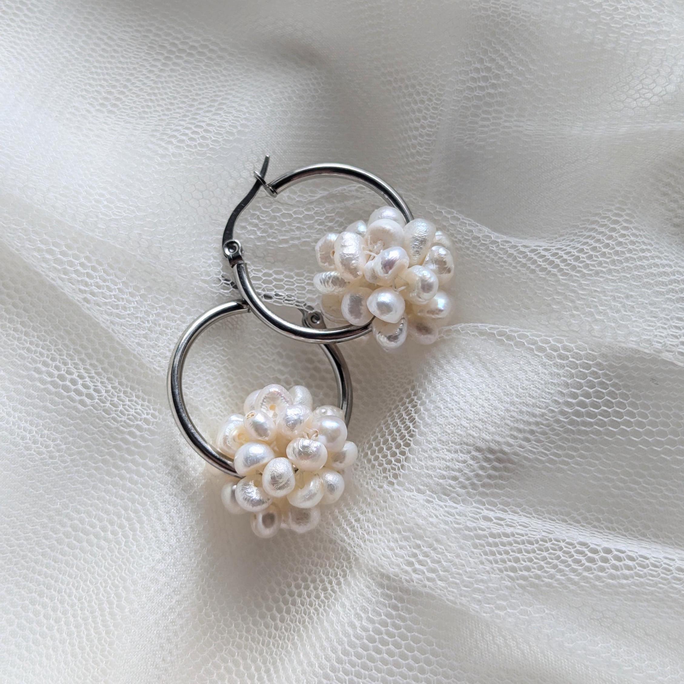 Schneeball Creolen - Edelstahl Creolen mit Ball aus Süßwasserperlen