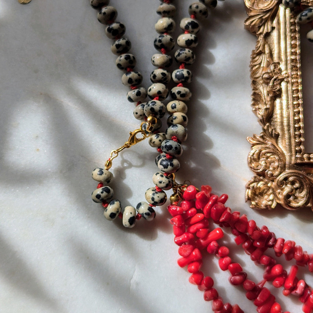 Halskette aus Dalmatiner Jaspis und Bambuskoralle