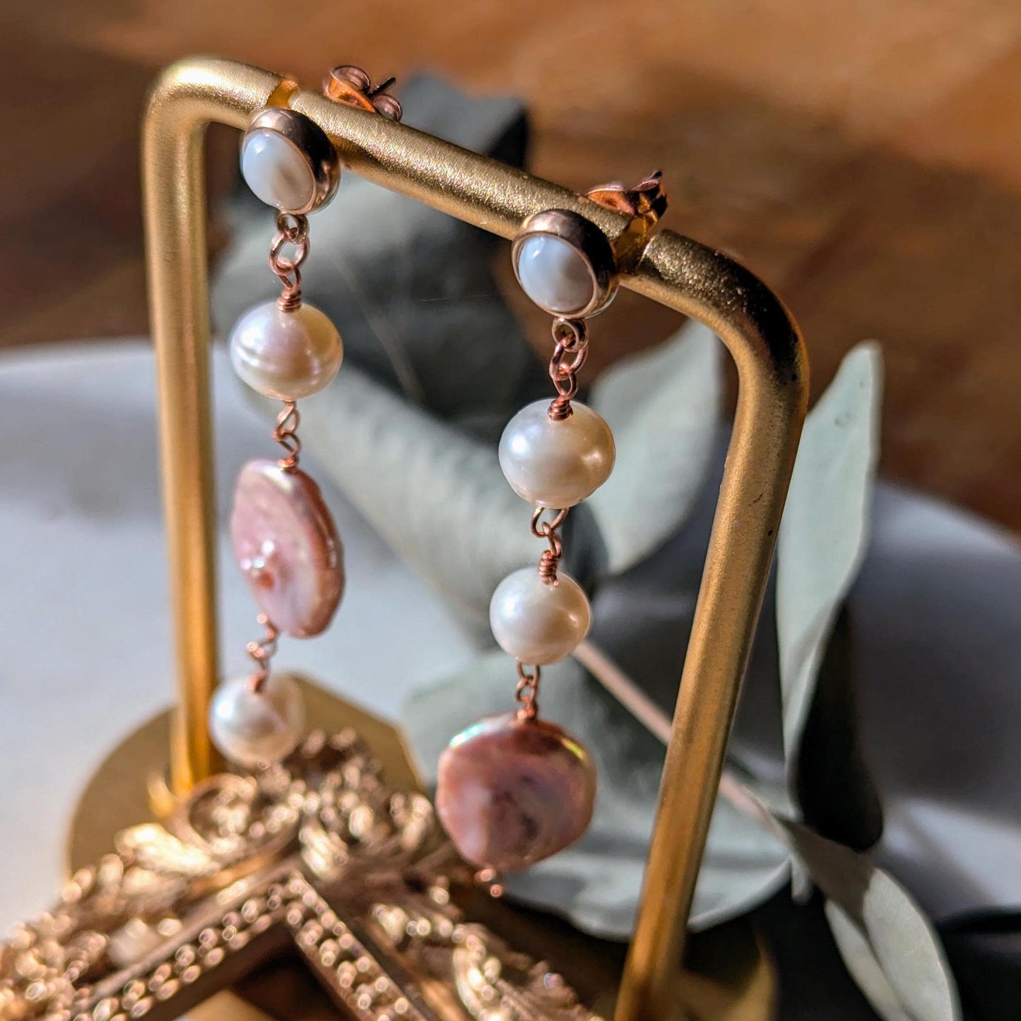 Boucles d'oreilles asymétriques avec diverses perles d'eau douce et nacre