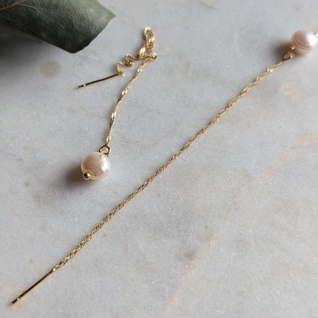 Fadenohrringe "Singapore Glow" – Goldene Messing-Kette & Süßwasserperlen