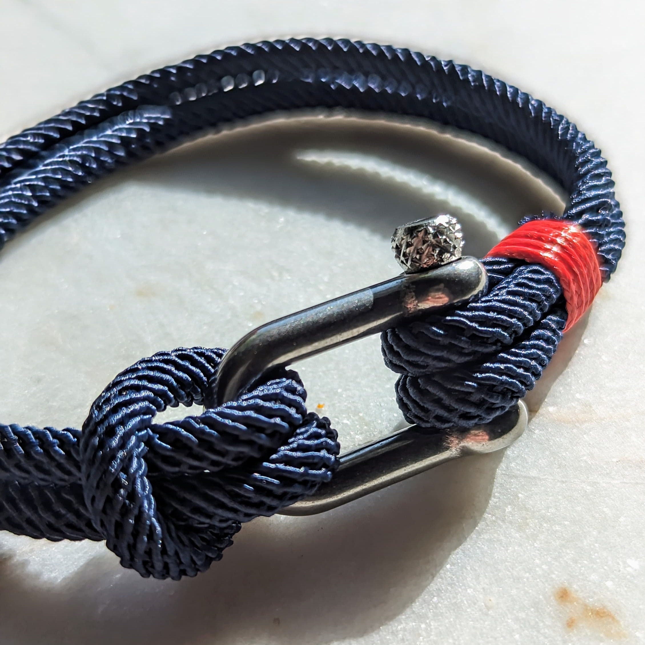 Maskulines Tauarmband mit Edelstahlschäkel