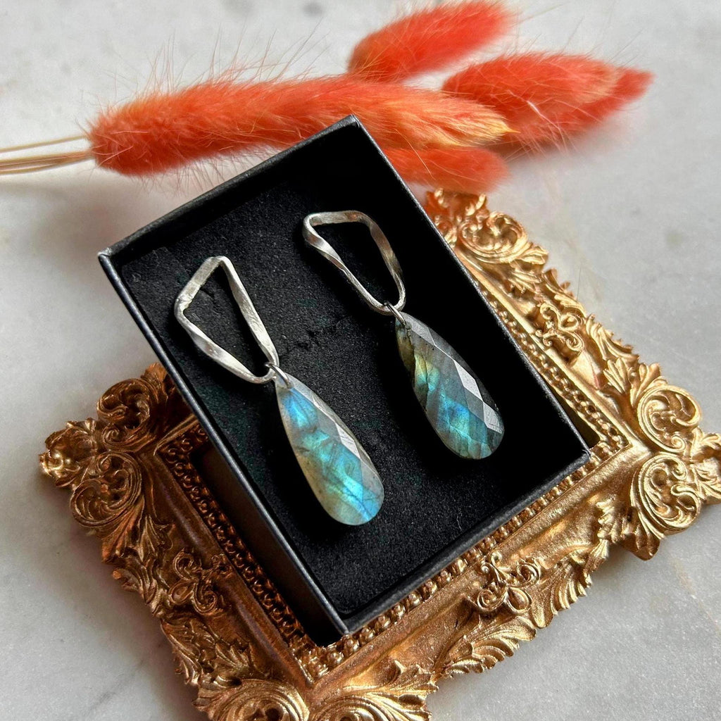 Ohrstecker "Möbius Echo" – Handgeschmiedet Silber & Blauer Labradorit (Einzelstück)