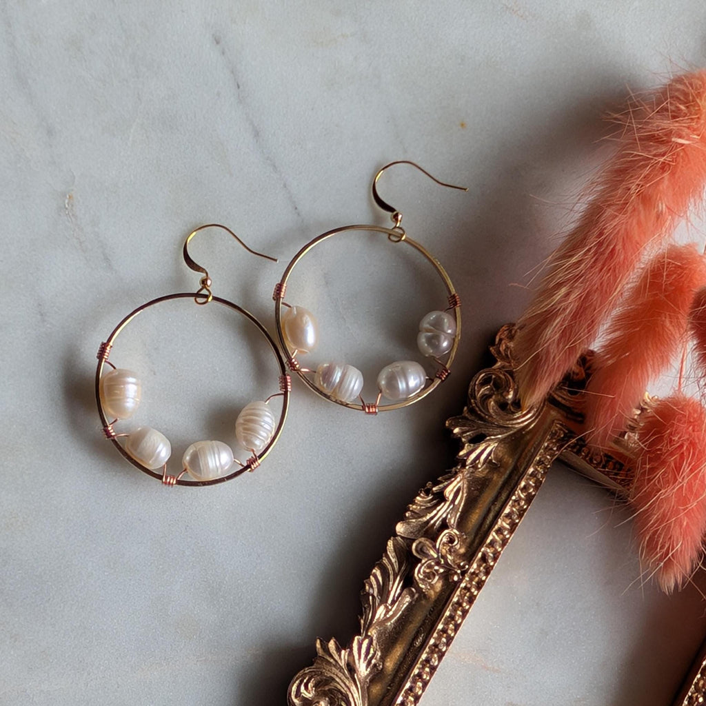 Ohrhänger "Bi-Metal Pearl Hoops" – Süßwasserperlen & Roségold Kupferdraht