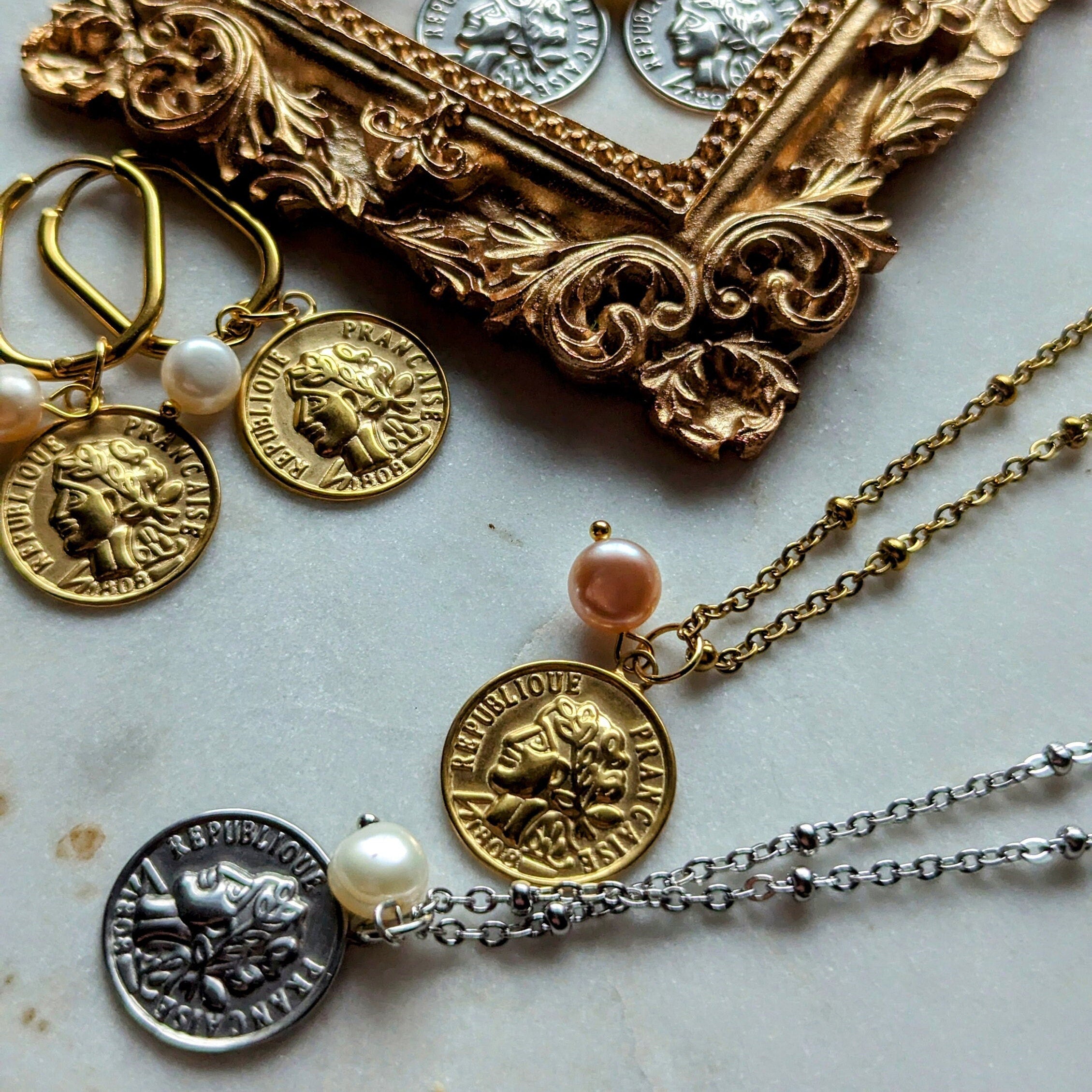 Halskette Santorini – Satelliten Kette aus Edelstahl mit Münzanhänger und Süßwasserperle