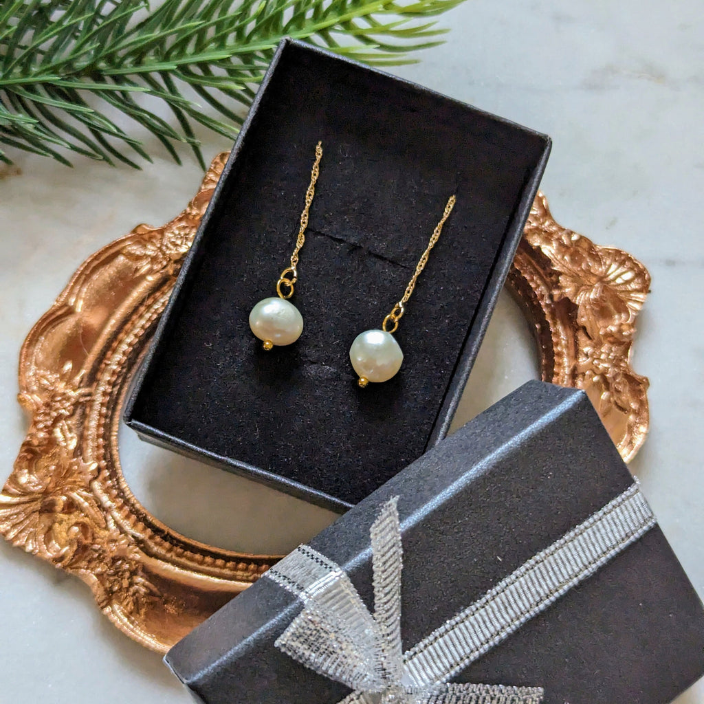 Fadenohrringe "Singapore Glow" – Goldene Messing-Kette & Süßwasserperlen