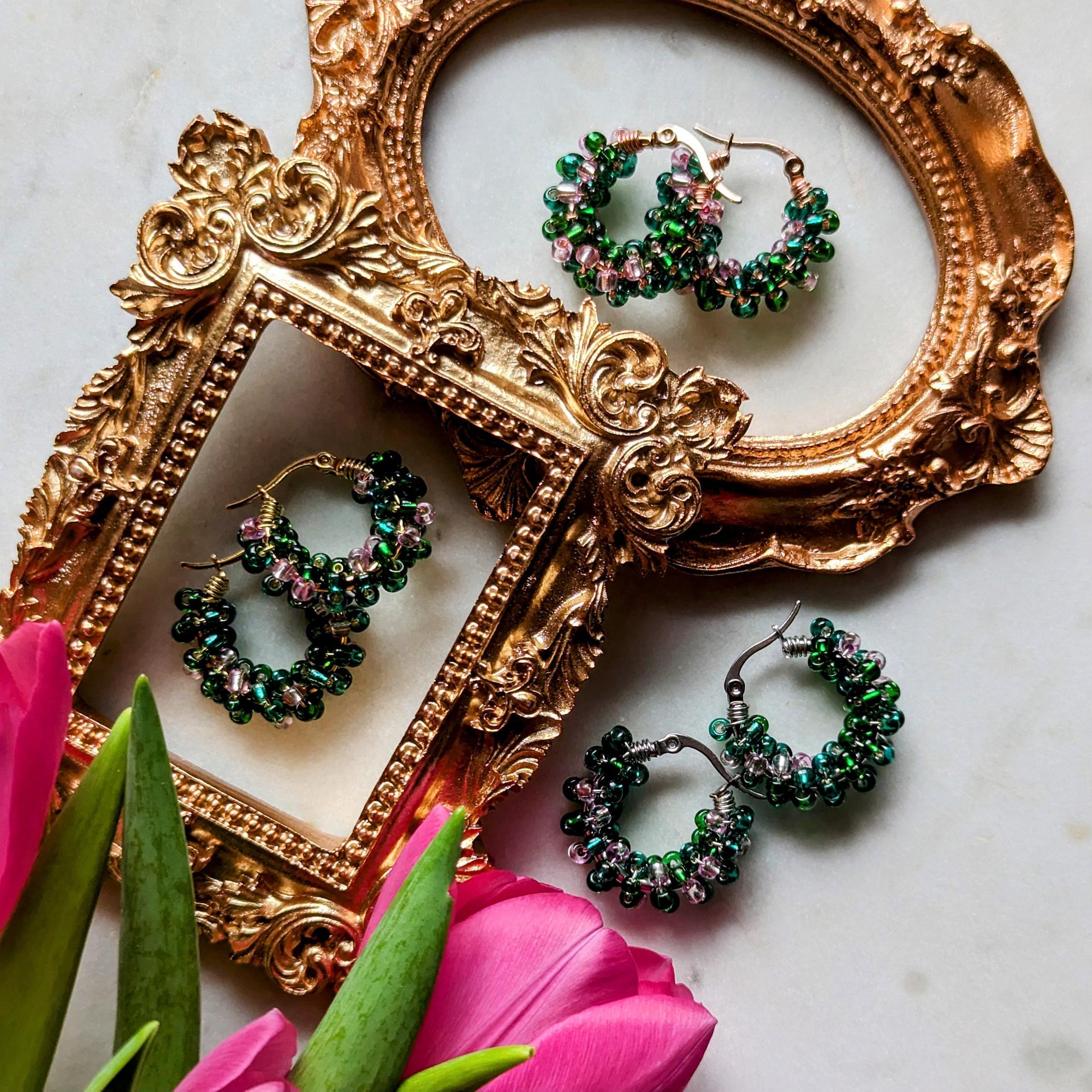 Color Wraps „Tulip“ – Edelstahl-Creolen mit grünen und rosa Rocailles-Perlen