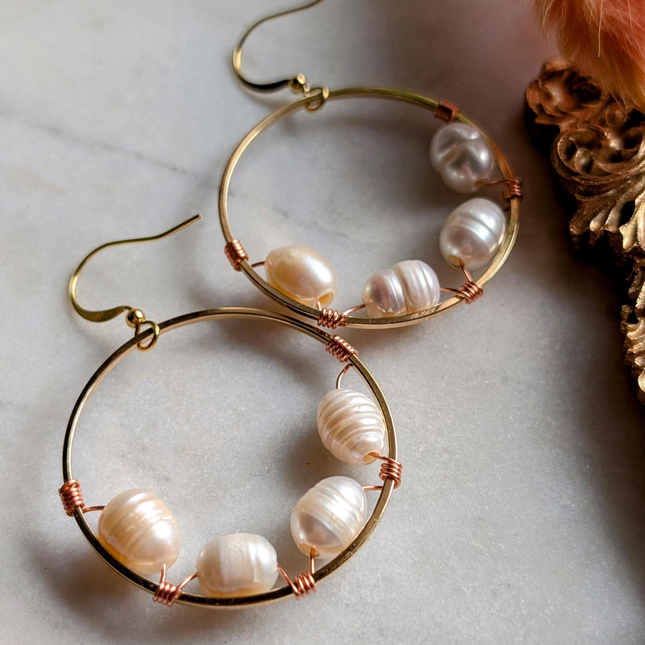 Ohrhänger "Bi-Metal Pearl Hoops" – Süßwasserperlen & Roségold Kupferdraht
