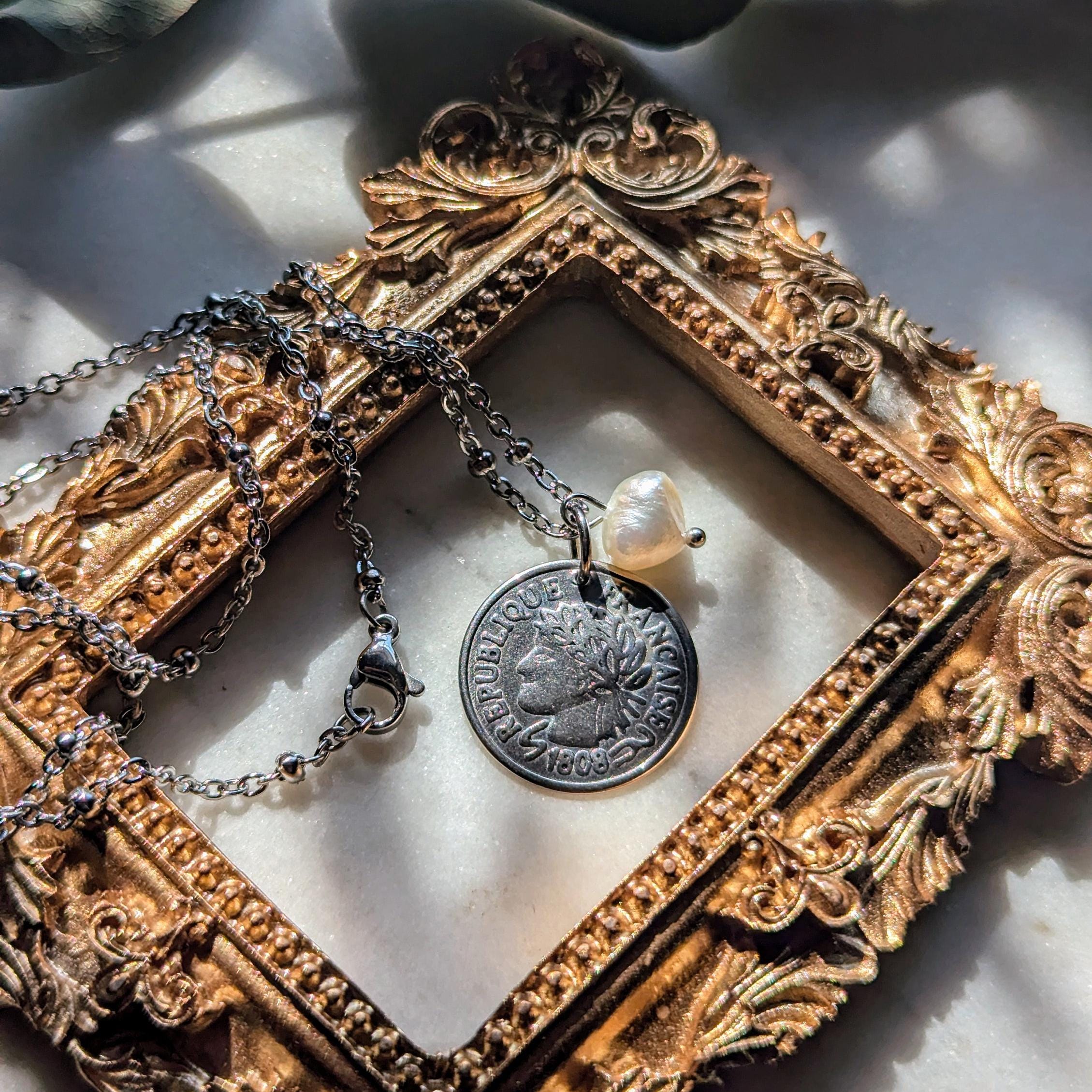 Halskette Santorini – Satelliten Kette aus Edelstahl mit Münzanhänger und Süßwasserperle