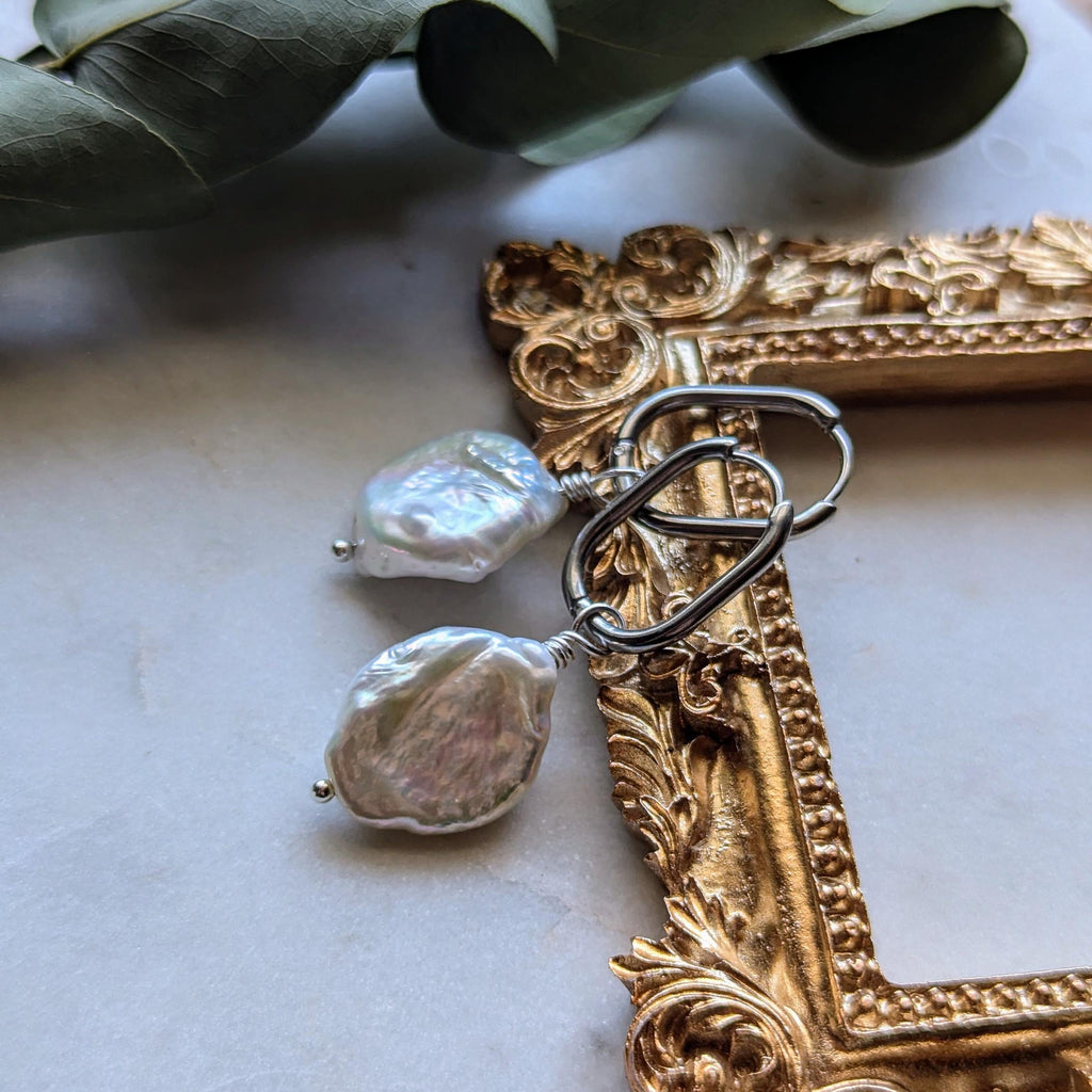 Creolen "Baroque Grandeur" – Edelstahl mit Großen Barockperlen