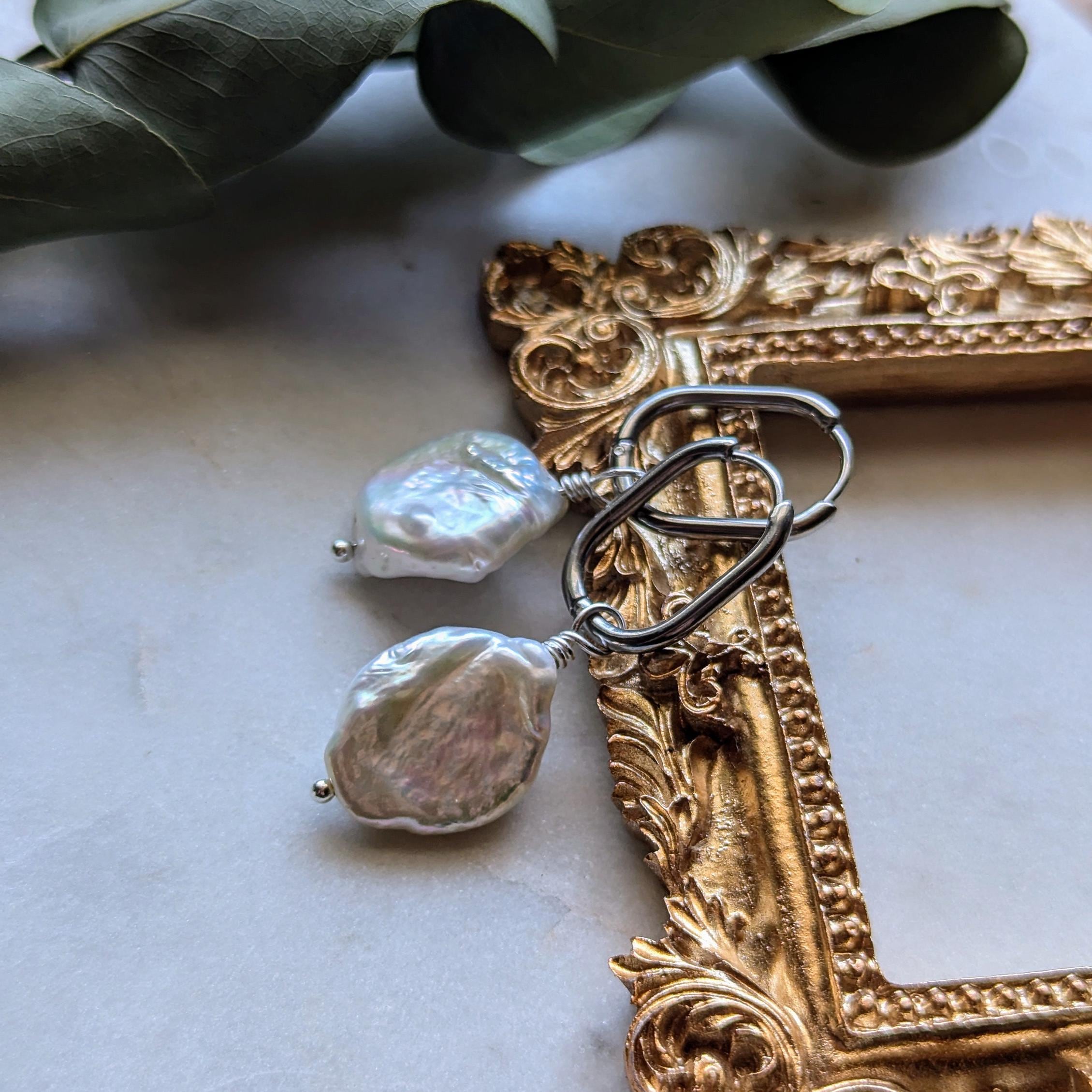 Creolen "Baroque Grandeur" – Edelstahl mit Großen Barockperlen