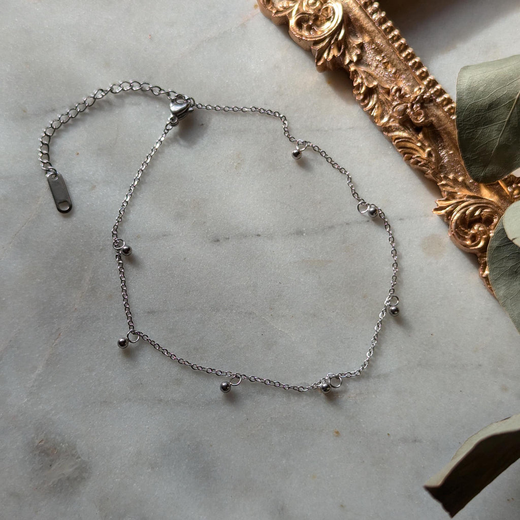 Zartes Edelstahl-Fußkettchen mit kugelförmigen Anhängern – Vielseitiger Akzent für warme Tage
