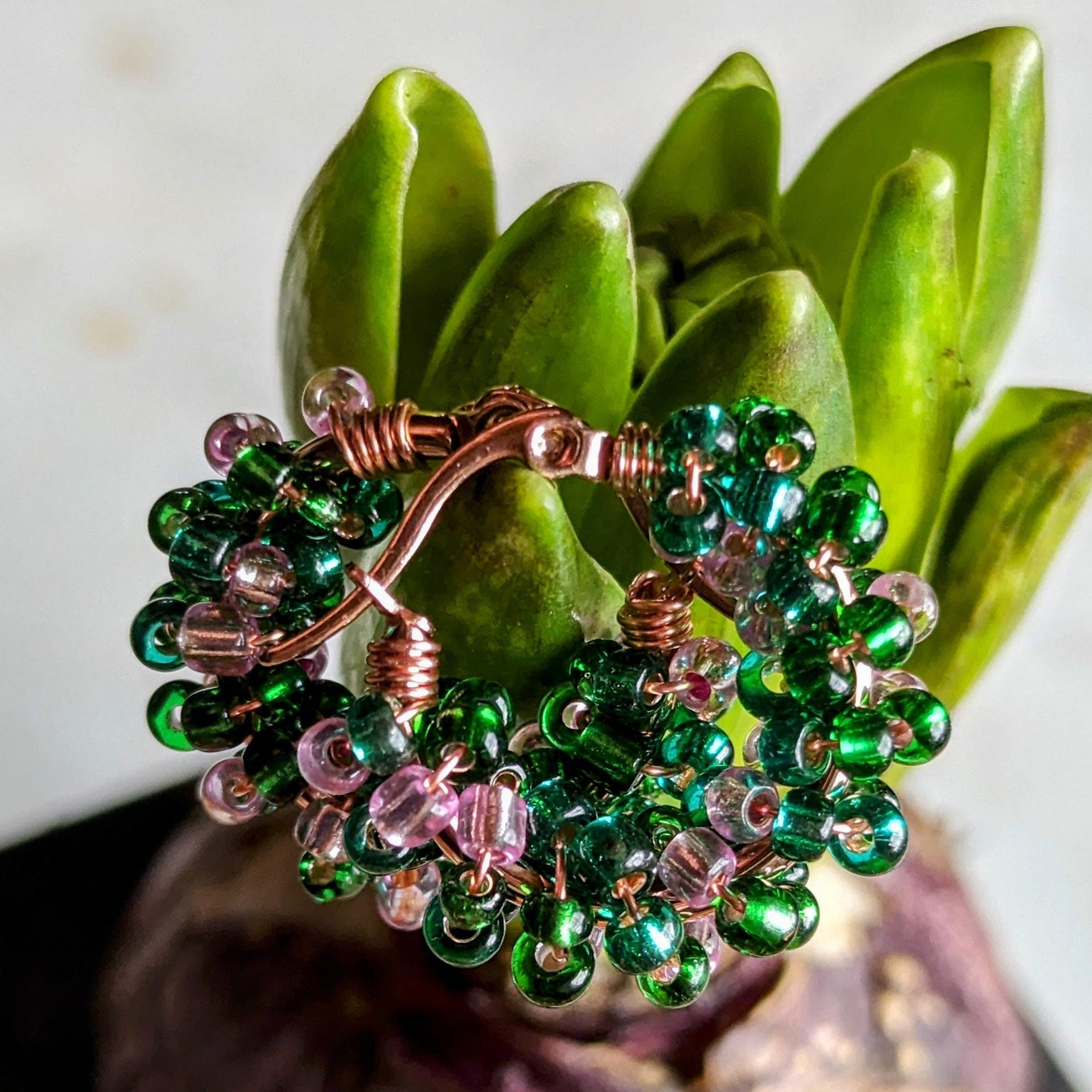 Color Wraps „Tulip“ – Edelstahl-Creolen mit grünen und rosa Rocailles-Perlen