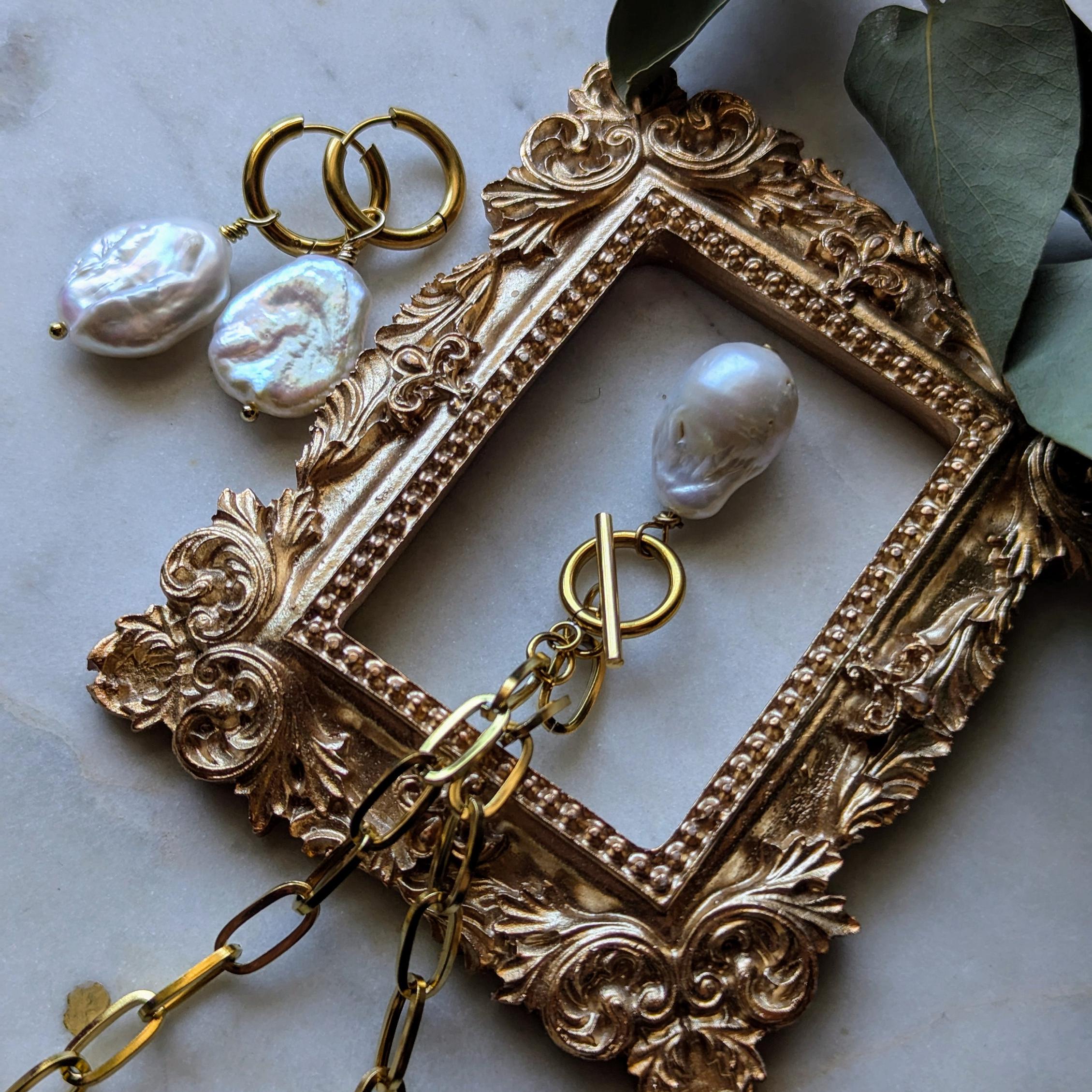 Creolen "Baroque Grandeur" – Edelstahl mit Großen Barockperlen