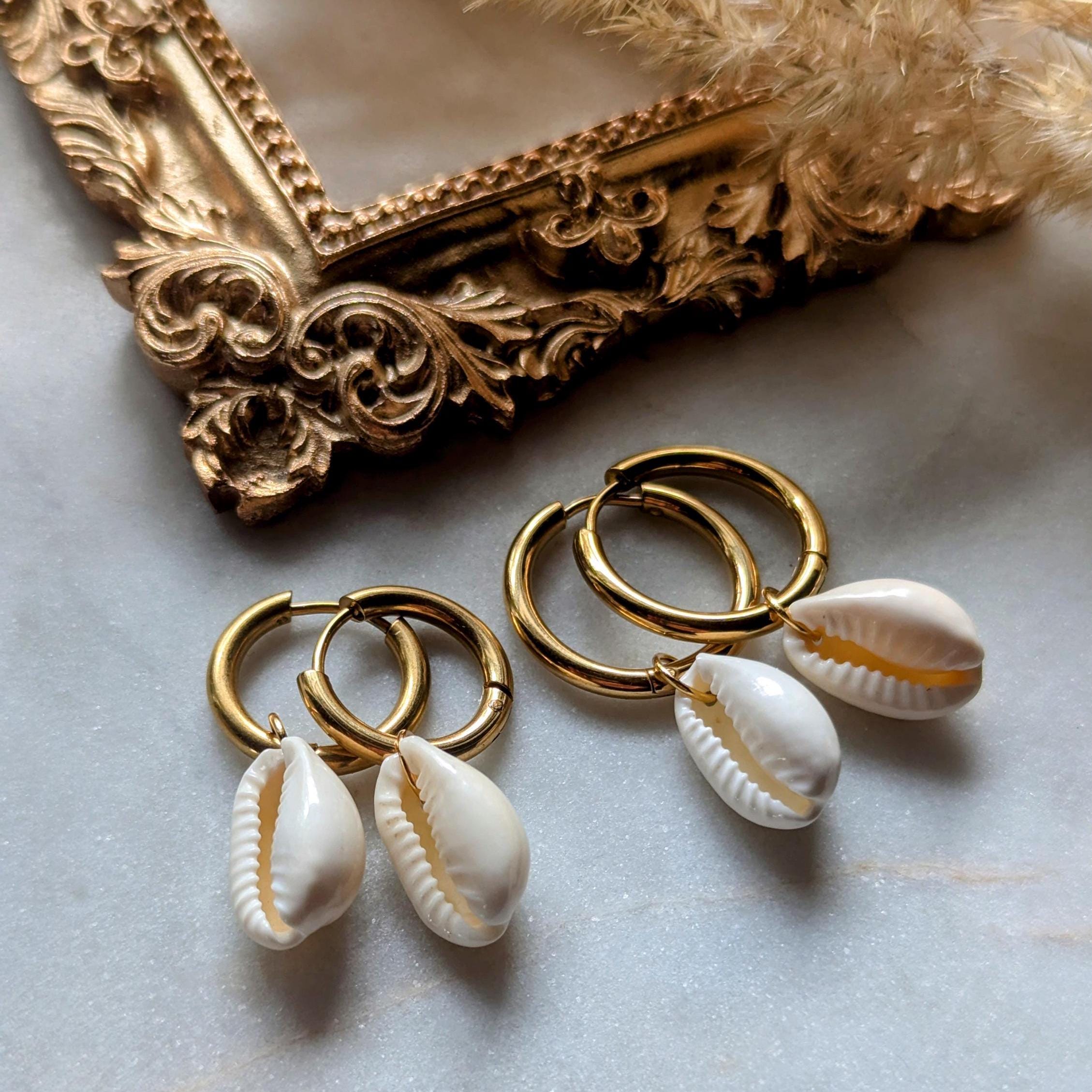 Creolen mit kleinen Kauri-Muscheln – Edelstahl-Ohrringe mit feinem Muscheldetail