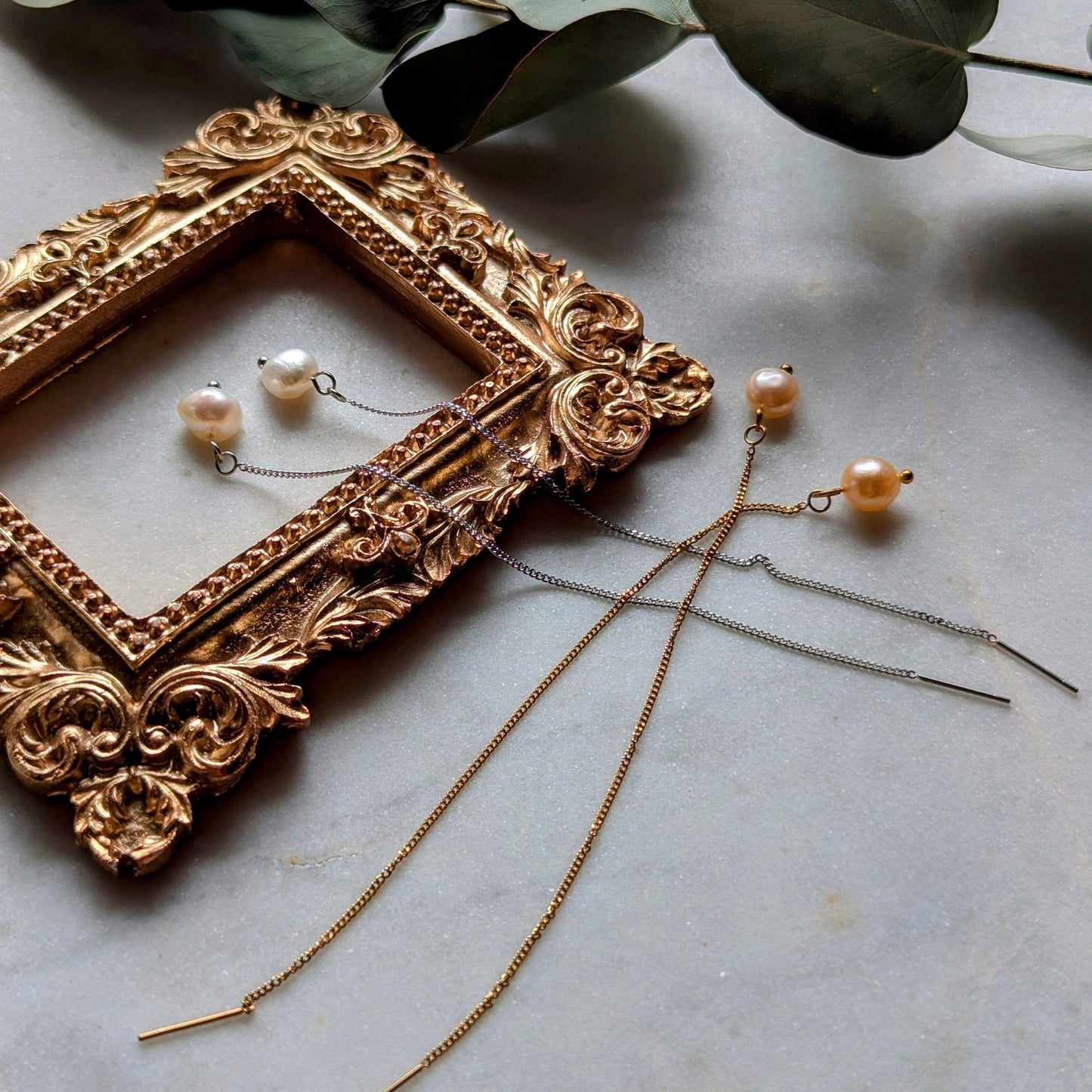 Boucles d'oreilles en fil avec perles d'eau douce de différentes couleurs
