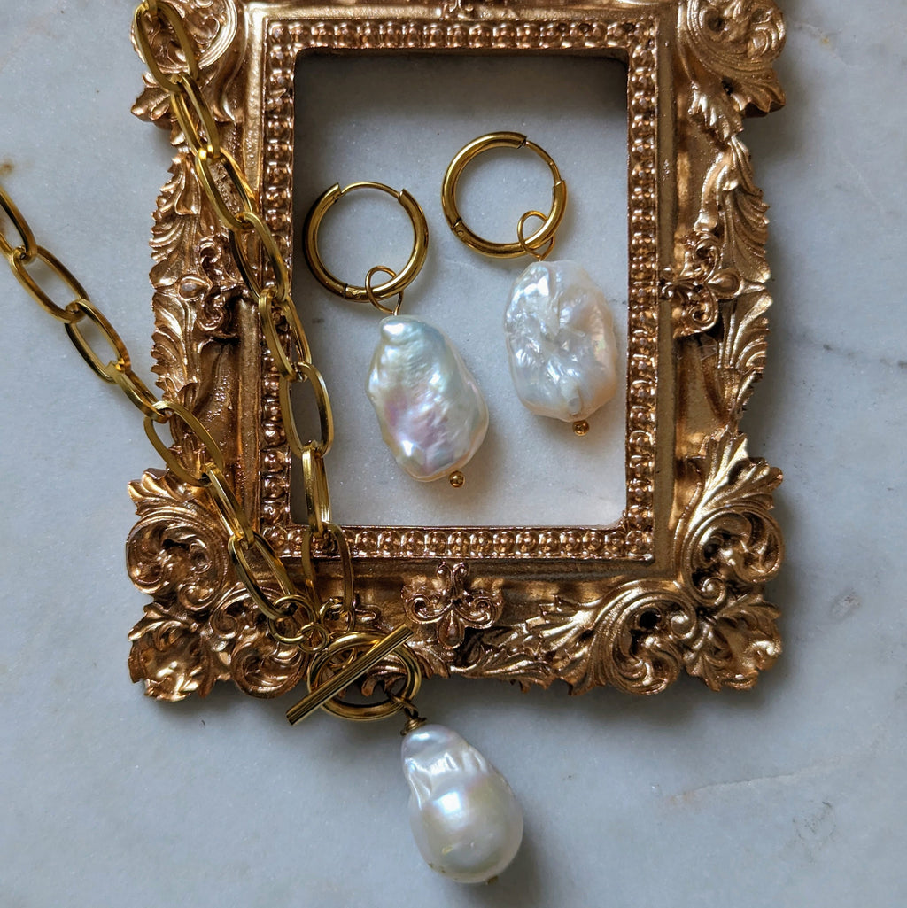 Anchor chain with toggle clasp and baroque pearl