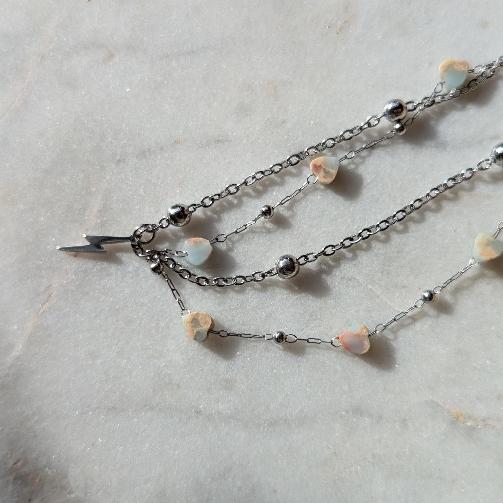 Edelstahl-Fußkettchen mit hellblauen Sediment-Herzen und kleinem Blitzanhänger – Zweistring-Optik für sommerliche Akzente