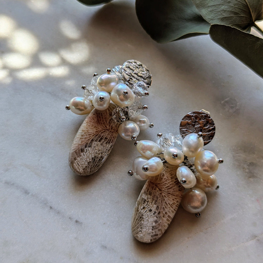 Ohrstecker "Ancient Bloom" – Fossile Koralle & Perlen (Einzelstück)