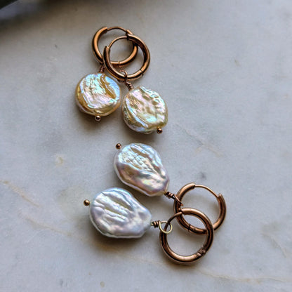 Boucles d'oreilles créoles avec perles baroques colorées