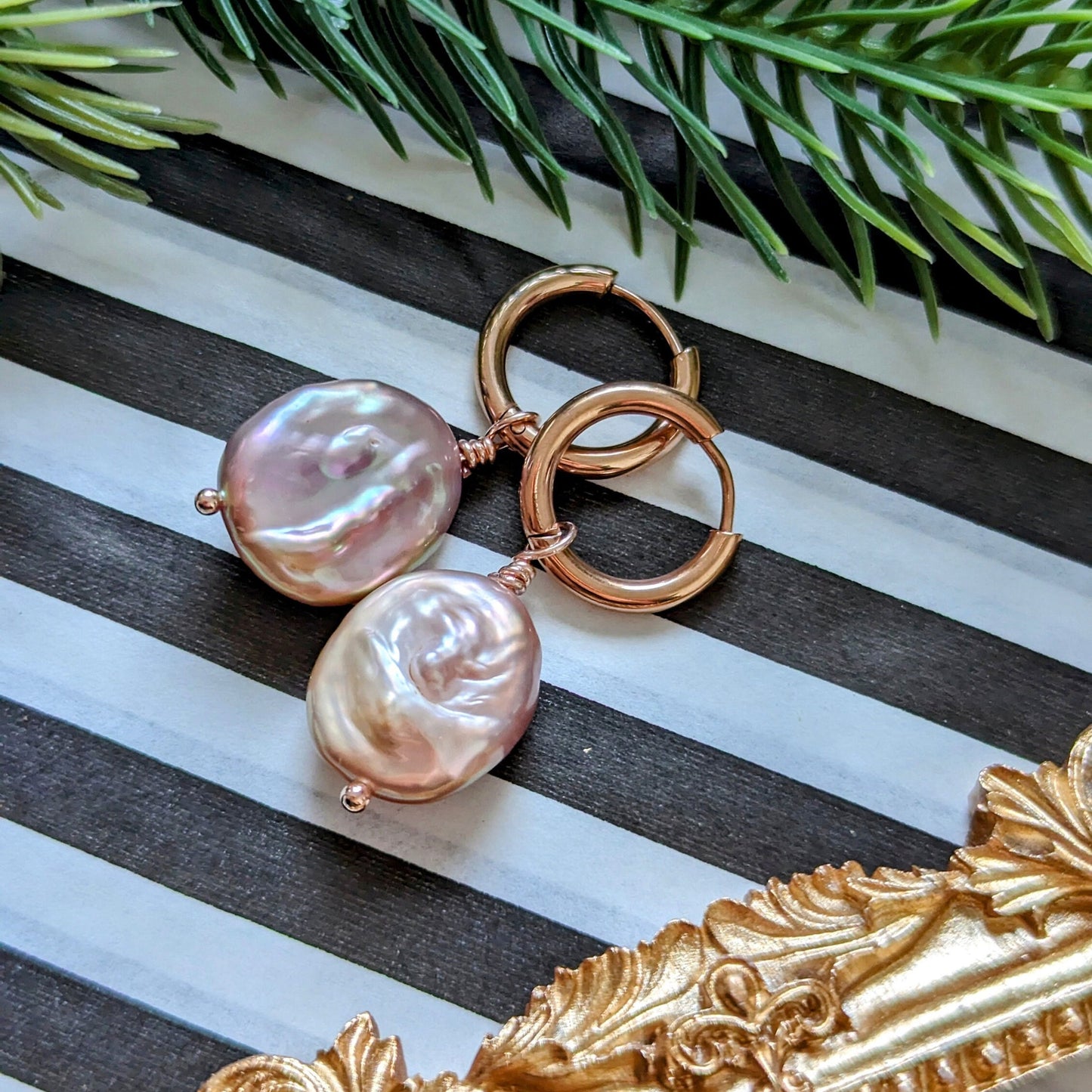 Boucles d'oreilles créoles avec perles baroques colorées