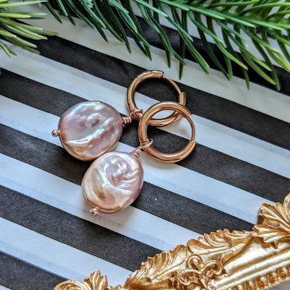Boucles d'oreilles créoles avec perles baroques colorées