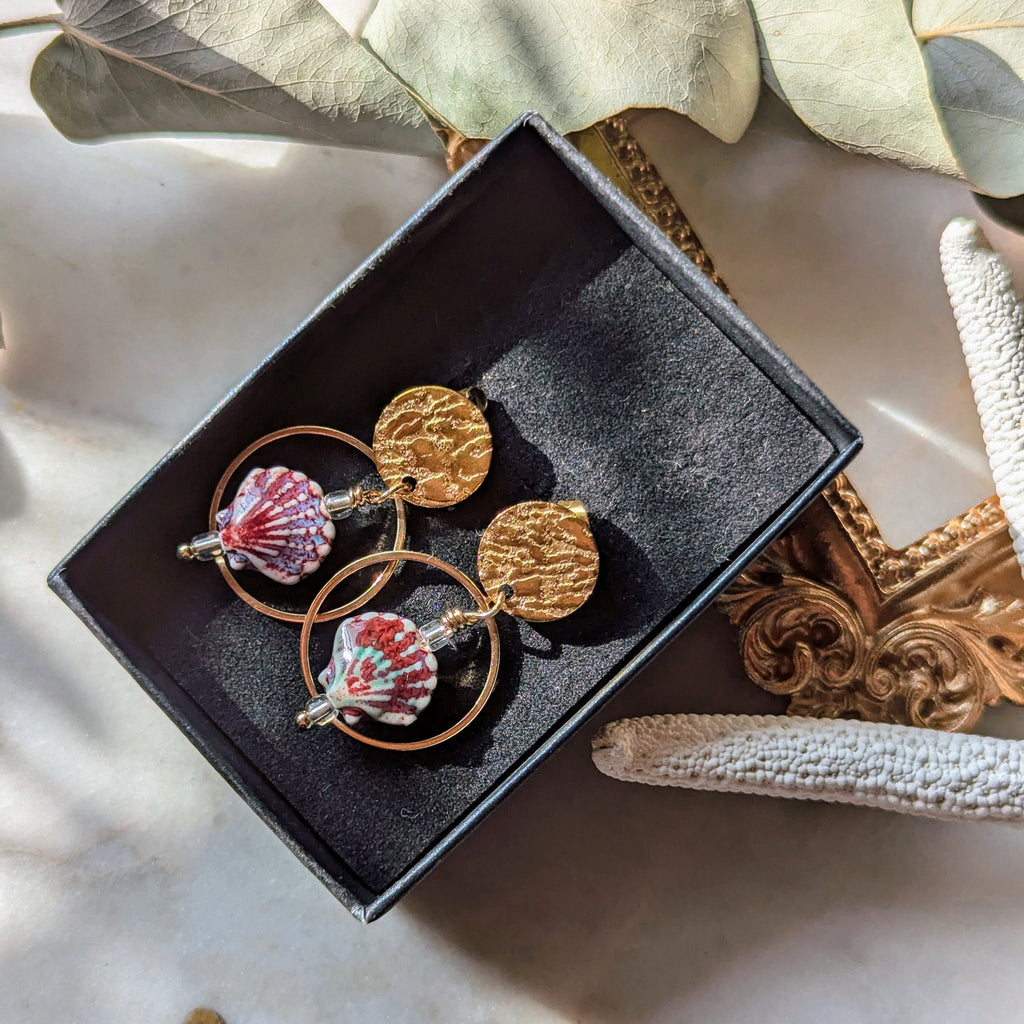 Ohrstecker "Seashell Chic" – Vegane Keramik-Muscheln & Messing